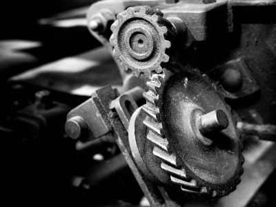 Zahnräder - Arbeitsrecht Nahaufnahme von Zahnrädern und einer Mechanik.