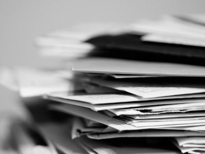 Papierstapel - Allgemeines Zivilrecht Ein Stapel von ungeordneten, aufeinanderliegenden Papieren.