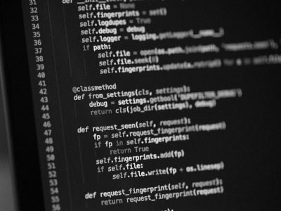 Quellcode - IT-Recht Ein Ausschnitt von Quellcode auf schwarzem Hintergrund.